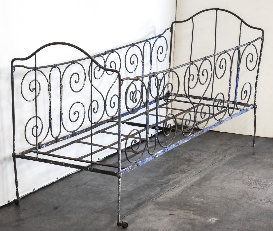 LATE 19TH TO EARLY 20TH CENTURY IRON DAYBED (1 of 2)