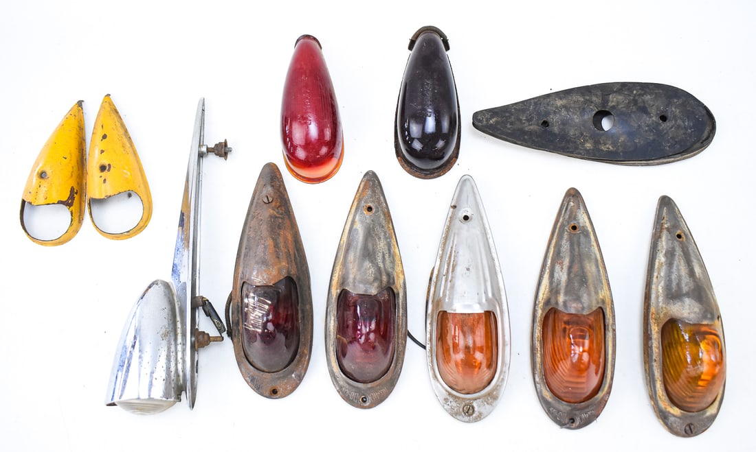 STUDEBAKER HAWK FENDER LIGHT & ASSORTMENT OF VINTAGE MARKER/CLEARANCE LIGHTS: A fender light for a Studebaker Hawk circa 1956-1964, and an assortment of marker or clearance lights. There are five marker/clearance lights that are complete, two empty housings, two glass bulbs, an