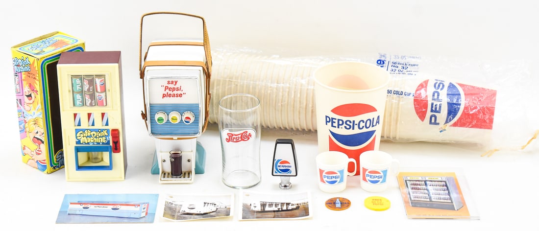 ASSORTMENT OF PEPSI COLLECTIBLES: RADIO, SOFT-DRINK MACHINE TOY, PAPER CUPS (1 of 4)