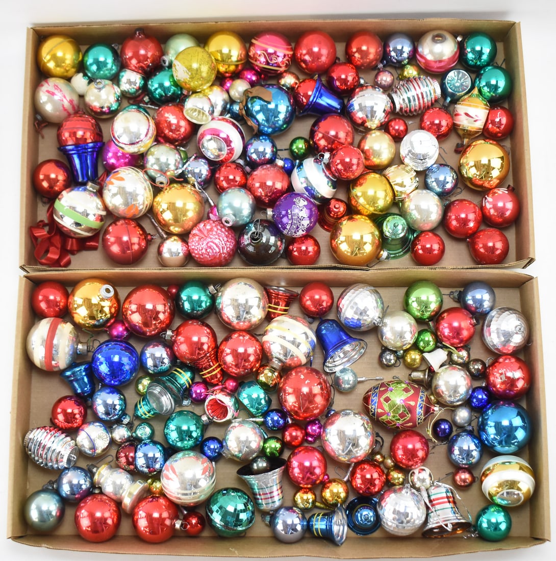 LARGE COLLECTiON OF VINTAGE PLASTIC ORNAMENTS (1 of 4)
