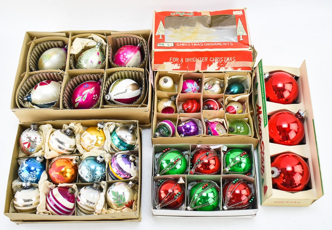LOT OF CHRISTMAS TREE ORNAMENTS (1 of 4)