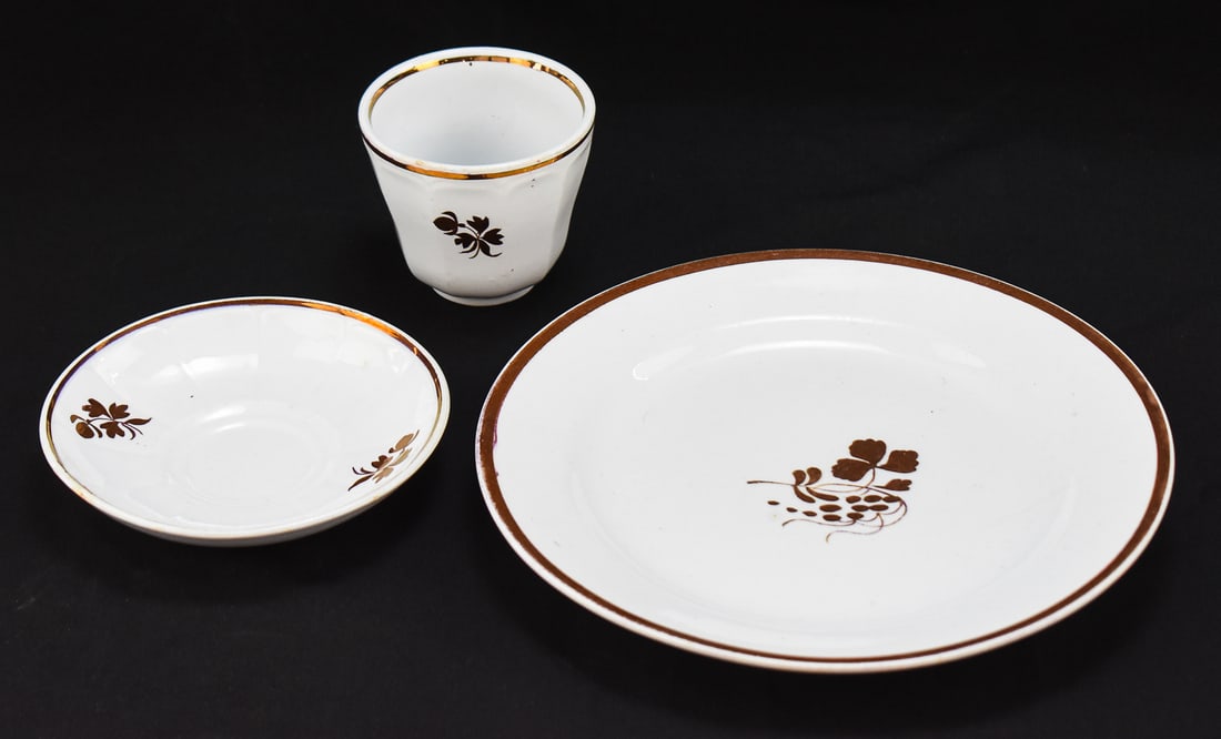 CASA FOR CHILDREN CHARITY LOT: THREE-PIECE SET 19TH CENTURY IRONSTONE "TEA LEAF"