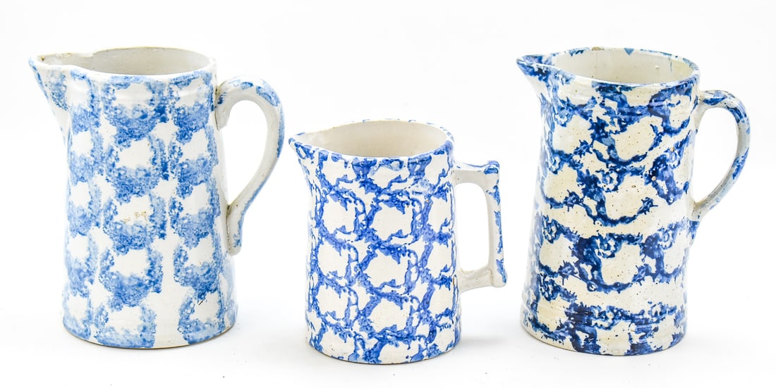 SET OF THREE AMERICAN SPONGEWARE 'SMOKE RING-CHAIN LINK' PITCHERS (1 of 4)