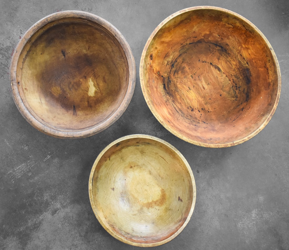 THREE PRIMITIVE-STYLE HAND-TURNED WOOD BOWLS (1 of 5)