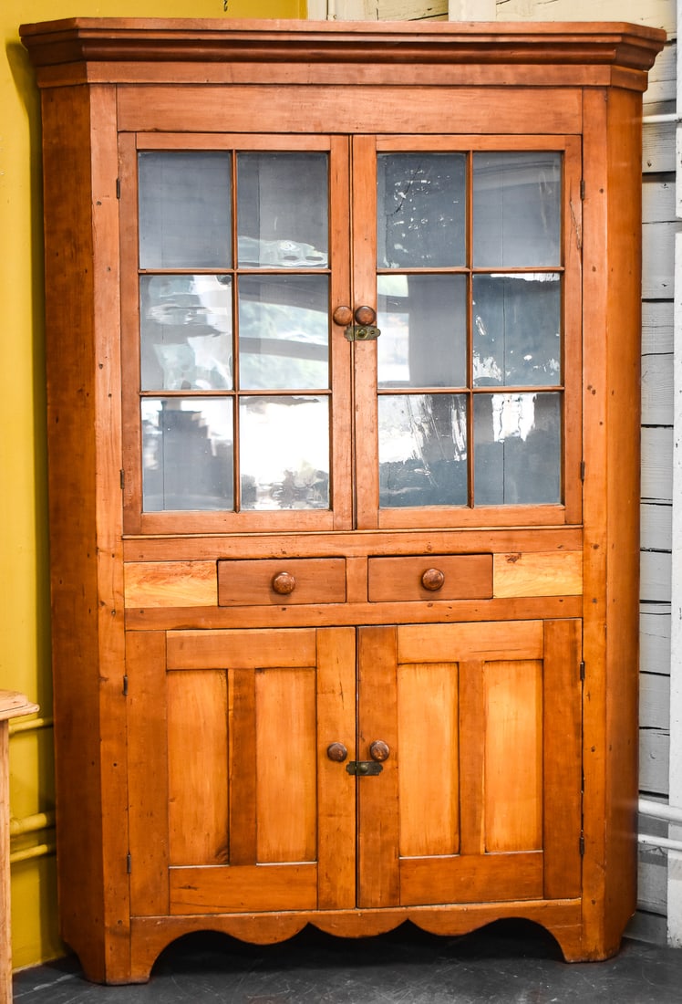 EARLY AMERICAN PINE CORNER CABINET (1 of 4)