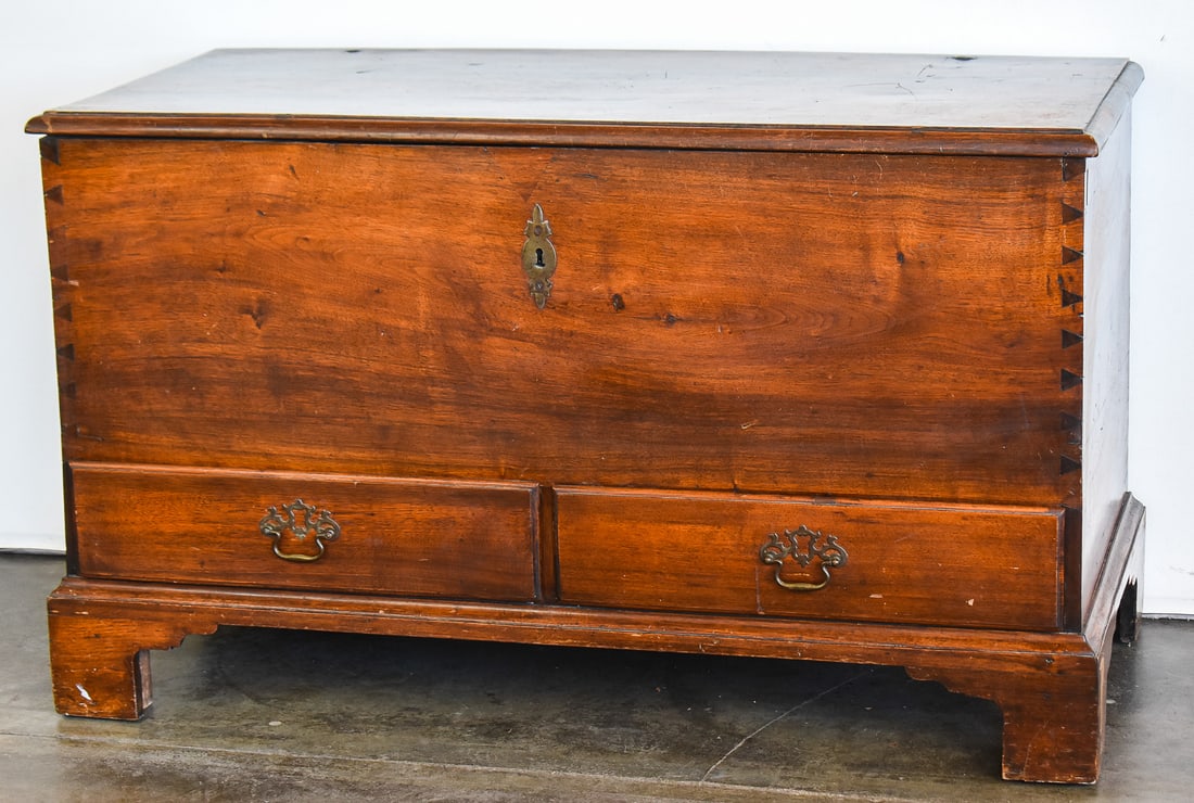 AMERICAN CHIPPENDALE-STYLE BLANKET CHEST (1 of 5)