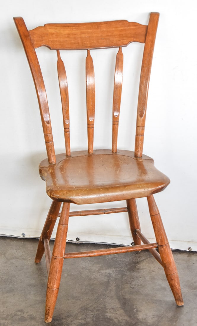 EARLY AMERICAN COLONIAL REVIVAL STYLE MAPLE WINDSOR SIDE CHAIR: An Early American Colonial Revival style maple Windsor variant side chair, circa mid-late 20th century. The item measures 33" H x 15" W x 15" D.