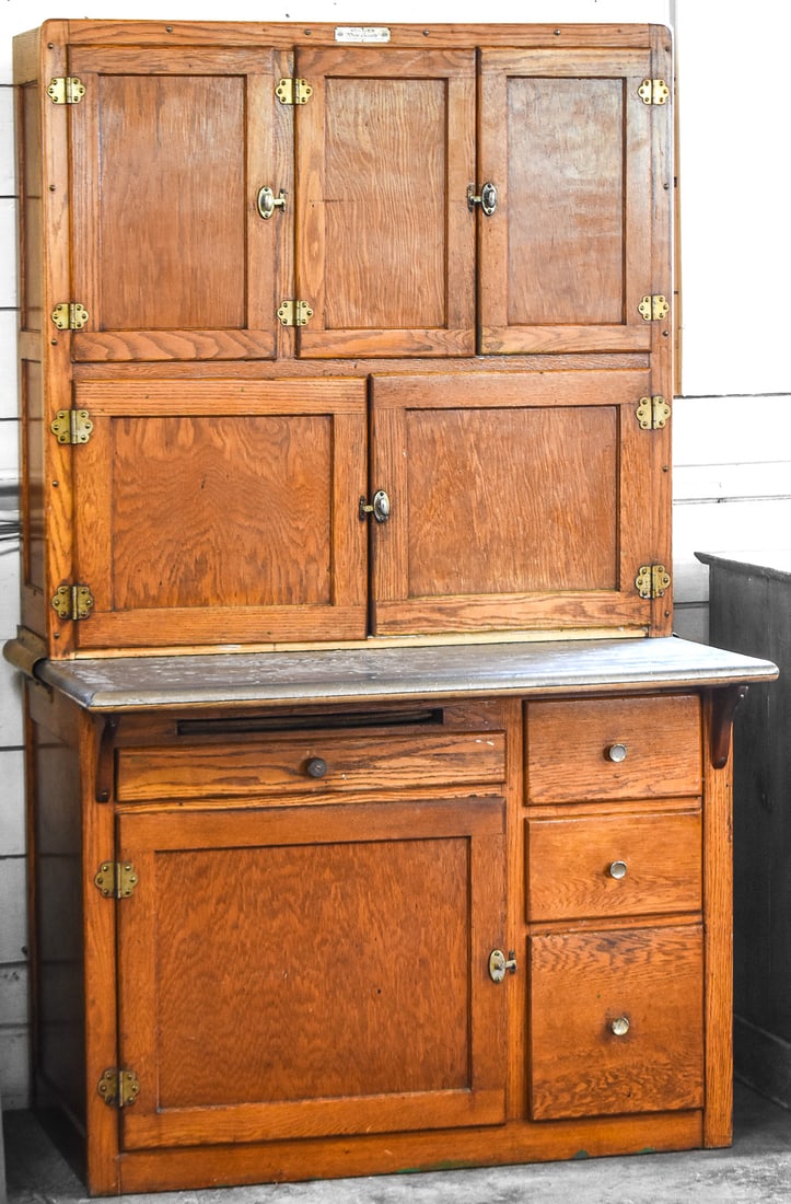 THE HOOSIER MANUFACTURING COMPANY "WHITE BEAUTY" CABINET (1 of 4)