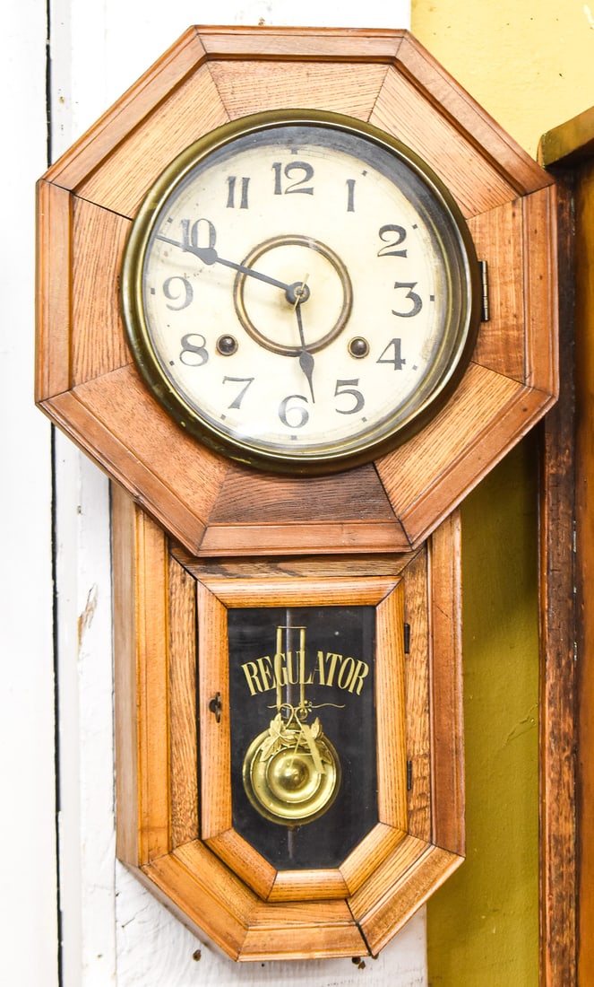SCHOOLHOUSE STYLE OAK REGULATOR WALL CLOCK (1 of 3)