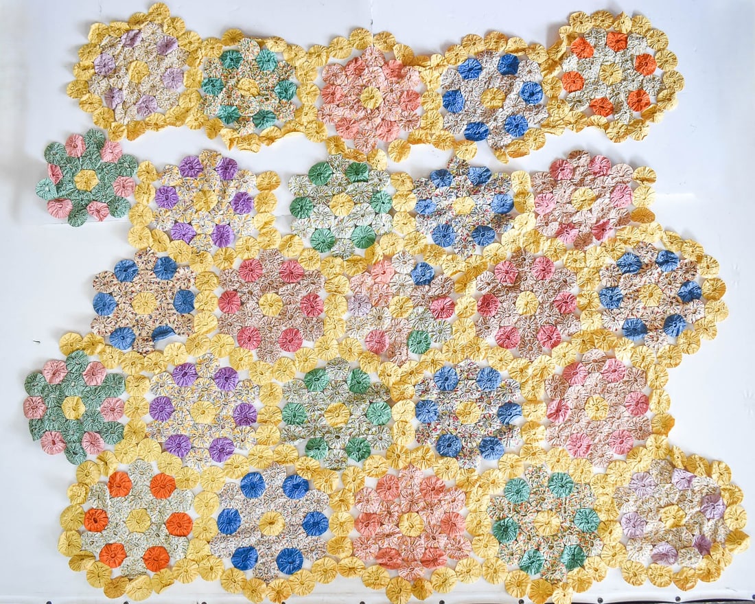 DEPRESSION ERA YO-YO 'SUFFOLK PUFFS' QUILT (1 of 4)
