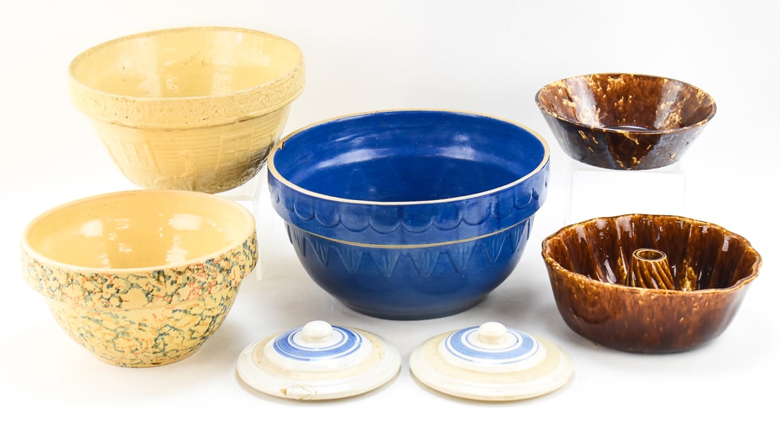 MIXED LOT OF STONEWARE: BOWLS, BUNDT CAKE MOLD, LIDS (1 of 5)