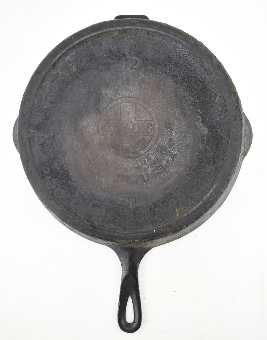 GRISWOLD MANUFACTURING COMPANY No. 719 CAST IRON SKILLET (1 of 3)