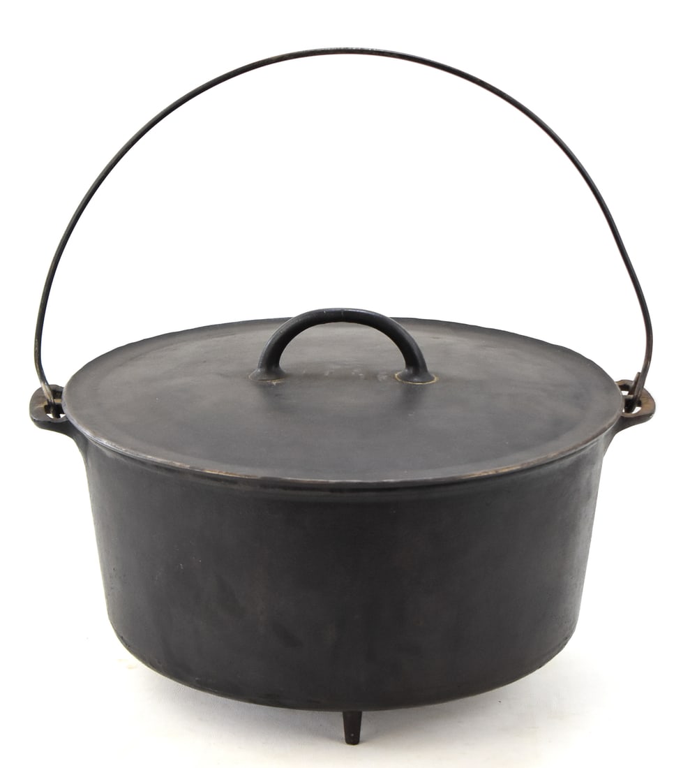 GRISWOLD CAST IRON NO.11 SLANT LOGO DUTCH OVEN WITH LID (1 of 3)