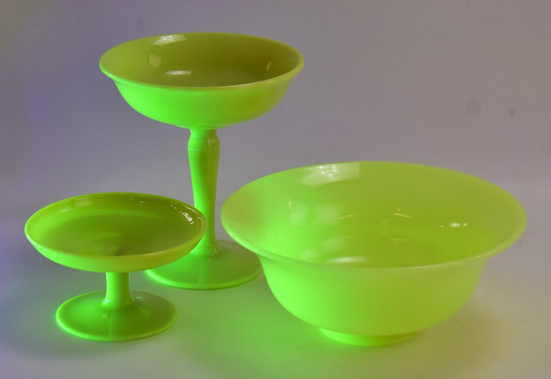 HAZEL ATLAS "MODERNTONE" PLATONITE GLASSWARE: A set of Hazel Atlas Glass Company "Moderntone" Platonite glass including two pedestal sherbet dishes and a matching bowl, produced 1930-1950. The largest sherbet dish measures approx. 6.5" H x 6" W