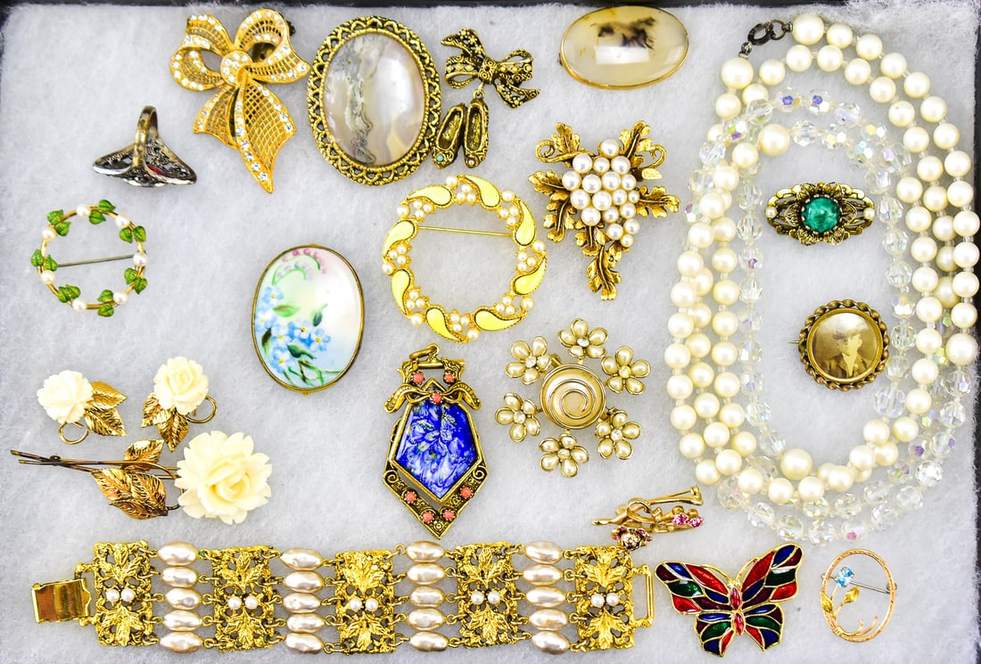 COSTUME JEWELRY ASSORTMENT; KREMENTZ, WINARD, CORO, ETC (1 of 3)