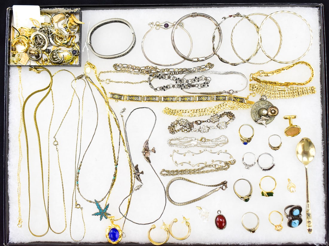 LARGE ASSORTMENT OF COSTUME JEWELRY: RINGS, BRACELETS, NECKLACES, EARRINGS (1 of 4)