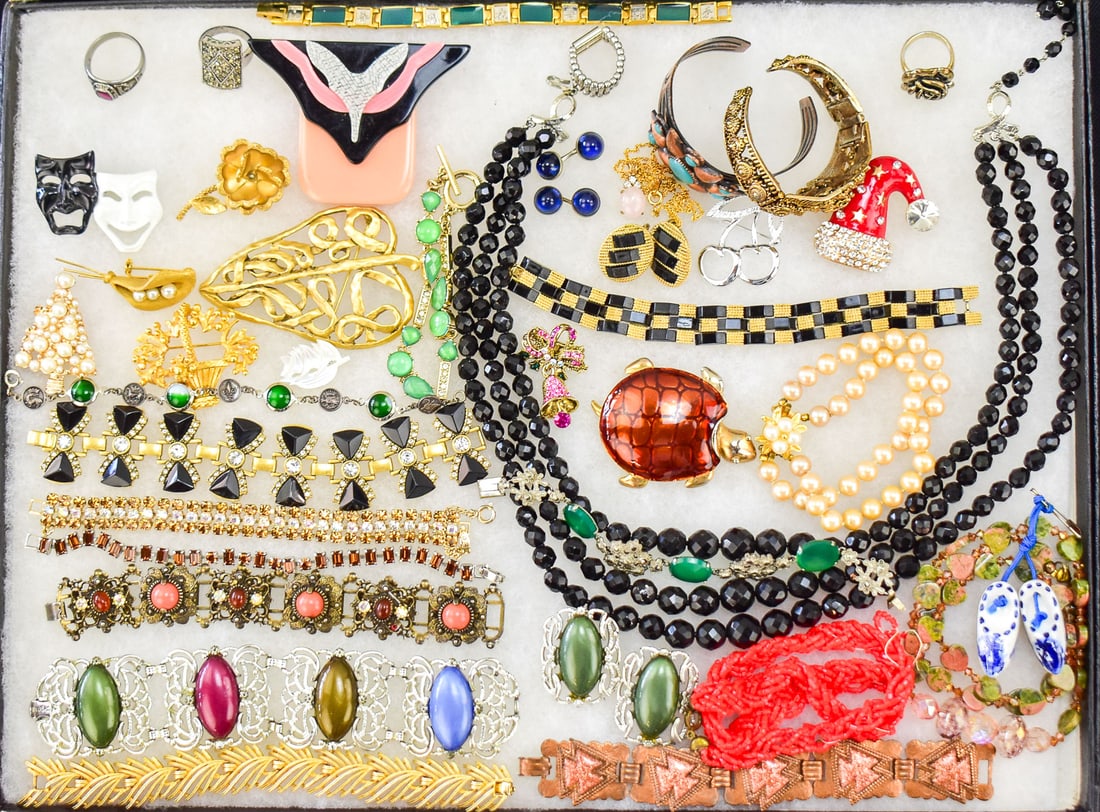 COSTUME JEWELRY ASSORTMENT; ROMA, HOLLYCRAFT, LISNER WEISS, ETC.: This assortment contains 40 pieces. Designers in this assortment are: Roma, Hollycraft, Don Lin, Florenza, Tripari, Sarah Covertry, and Linser Weiss. Item include sixteen bracelets, four rings, two pa