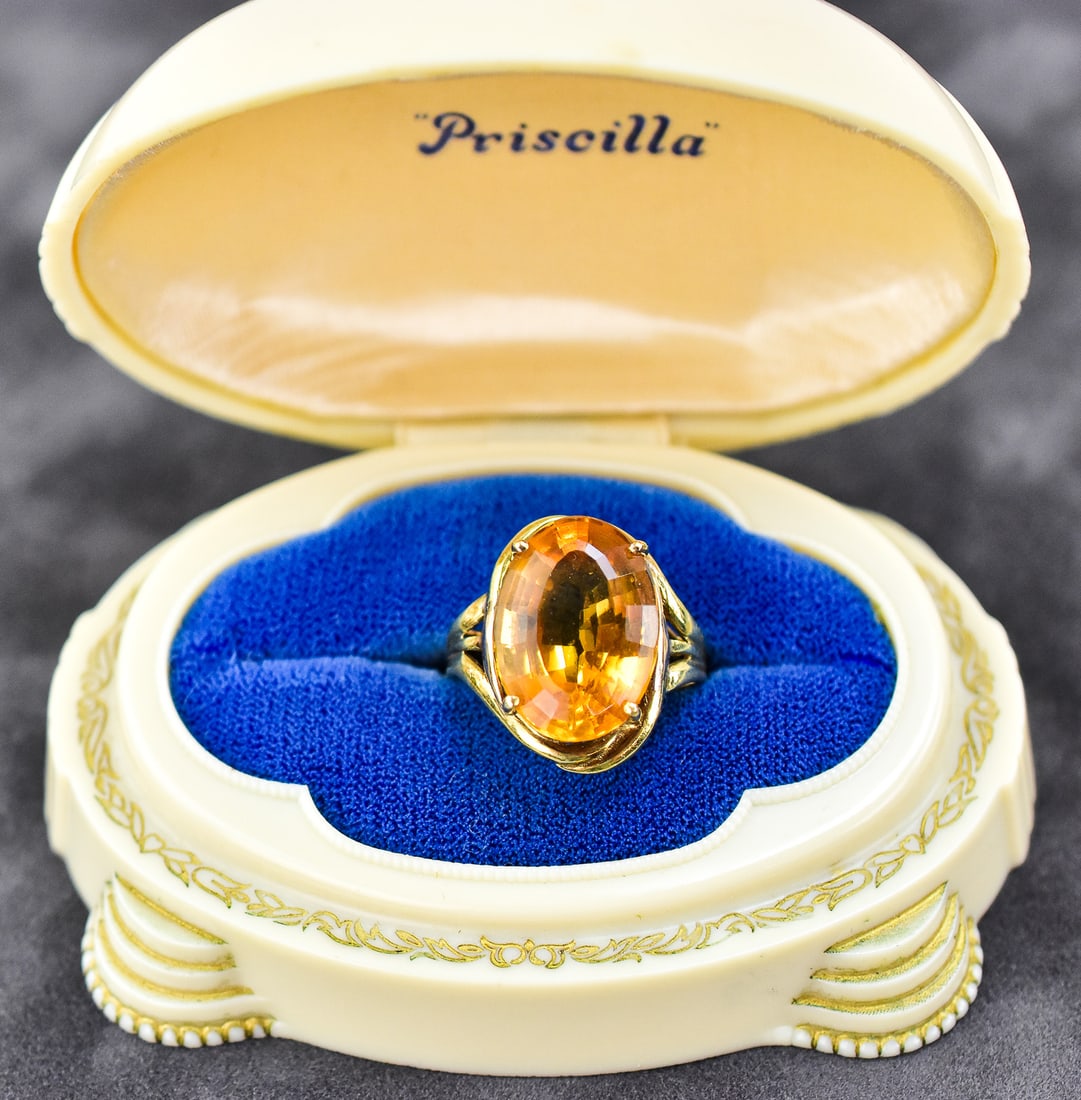 14KT GOLD CITRINE COCKTAIL RING: Ring size is 6. Ring is made of 14kt yellow gold with a large citrine gemstone. Ring measures approx. 1" H x 0.5" W x 0.5" D.
