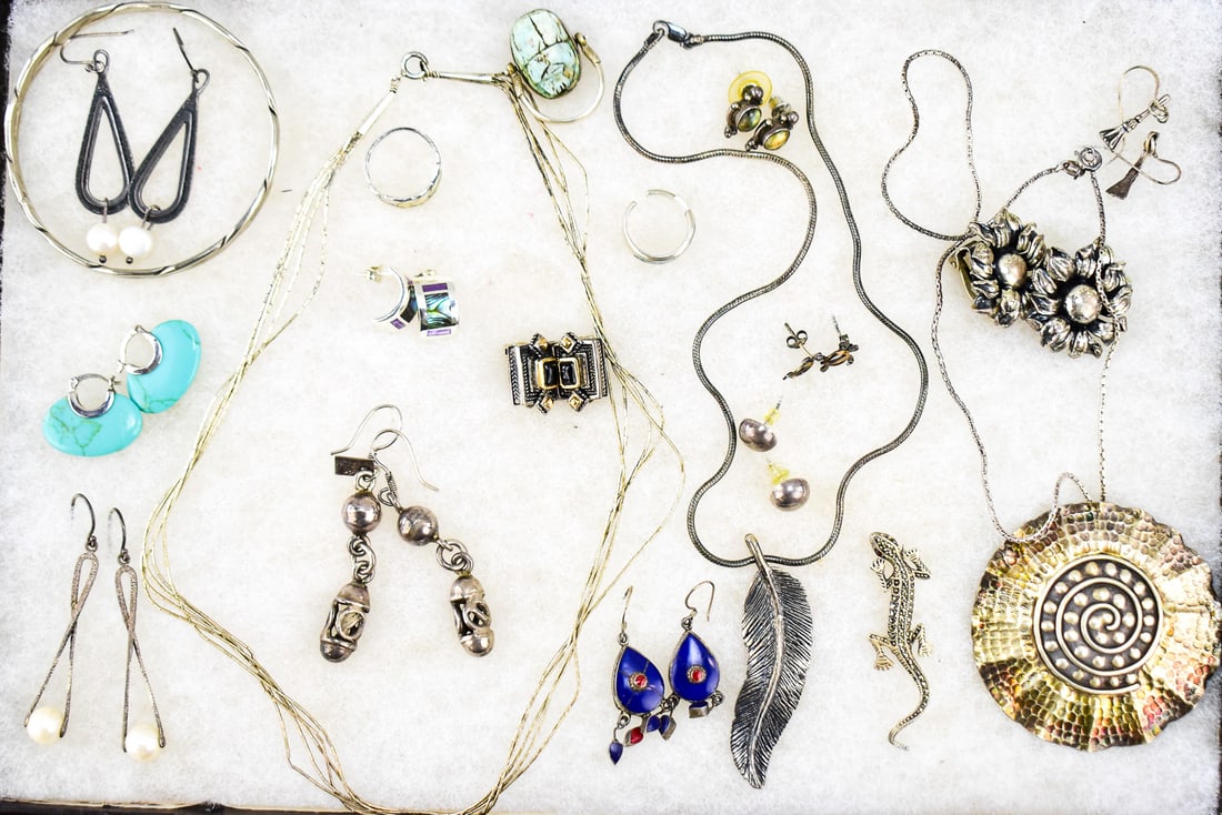 STERLING SILVER JEWELRY ASSORTMENT; LAPIS, PEARL, ONYX: This contains 20 pieces of sterling silver jewelry, weighing approximately 170 grams. There are three necklaces, twelve pairs of earrings, one bracelet, one pin and three rings. Largest piece measures