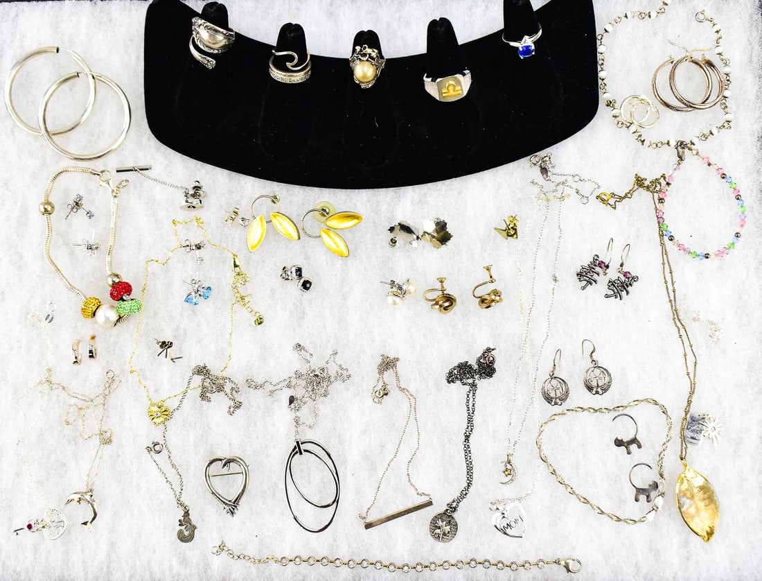 STERLING SILVER JEWELRY ASSORTMENT; RINGS, NECKLACES, BRACLETS, ETC: This assortment has 43 pieces of modern sterling silver jewelry with an approximate weight of 160 grams. Assortment includes five rings, five bracelets, eleven necklaces, 19 pairs of earrings(2 are cl