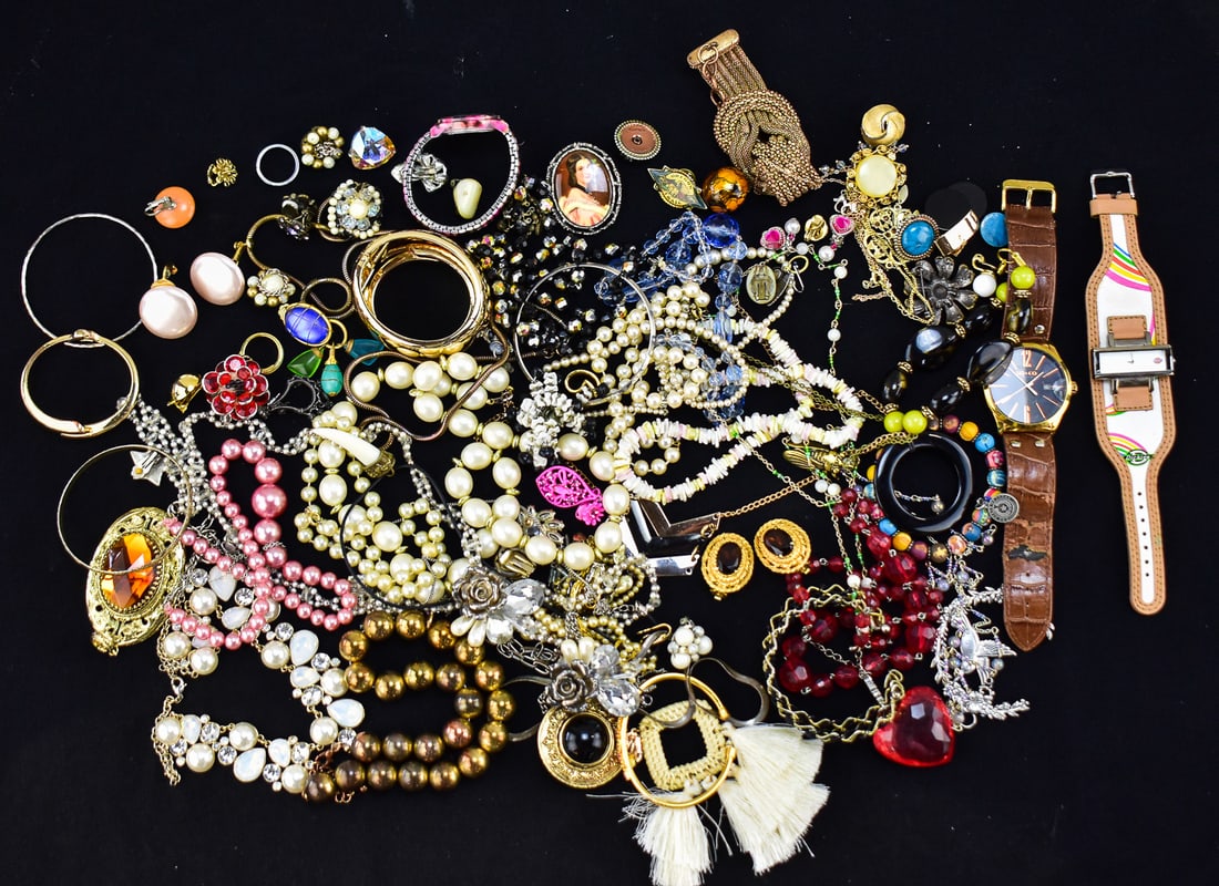 ASSORTED COSTUME LOT: This lot comes with 84 pieces of vintage or modern costume jewelry. This lot includes three watches, one ring, eleven bracelets, 26 necklaces, 13 pairs of earrings, three pins, two pendants, and 25