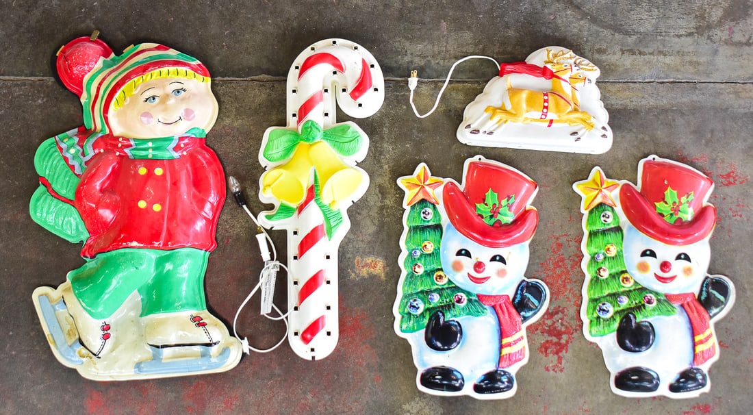 VACUFORM CHRISTMAS LIGHTS & LIGHT COVERS: This lot has approximately five pieces in it. Two are the same plastic light cover of Frosty the Snowman. The other three are NOMA light up vacuum formed blow molds. Largest one measures