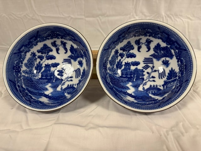 Japanese Bowls: Pair of Utsuwa Japanese bowls; 6'X3
