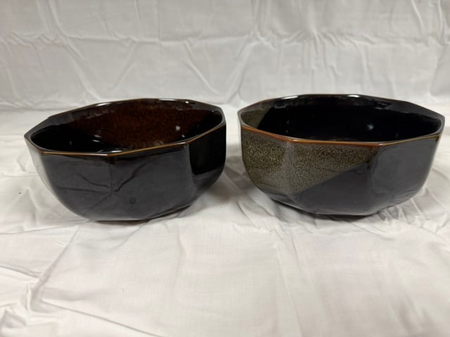 Japanese Bowls: Pair of Utsuwa Japanese bowls, cotagonal shape with a smooth glaze; 6'X3