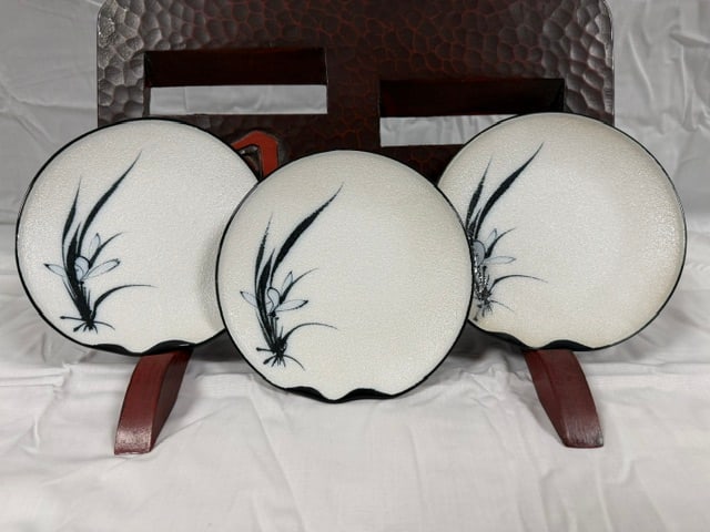 Porcelain Plates: Vintage Japanese porcelain plates (3). Sango Black