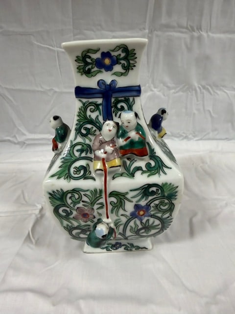 Japanese Figures: Hand painted decorative vase with Japanesee figures. Occupied Japan. 7" tall