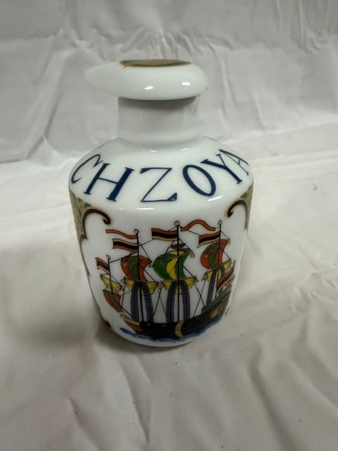 Apothecary: Porcelaion apothecary jar with "CHZOH" inscription and decorative playing card; 4.5"