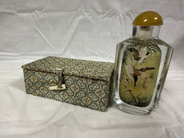 Chinese Snuff Box: Vintage glass Chinese snuff bottle with reserve inside painted cranes by Chinese artisan