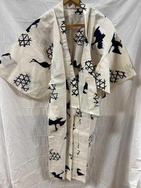 Vintage Japanese Kimono: Vintage Japanese kasuri-weave cotton kiimono or noragi workwear robe