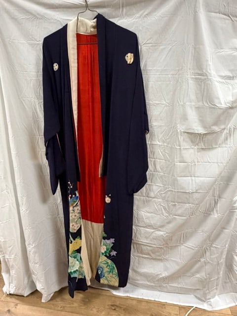 Silk kimono Kimono: Silk kimono with embroidered floral motifs and red inner lining