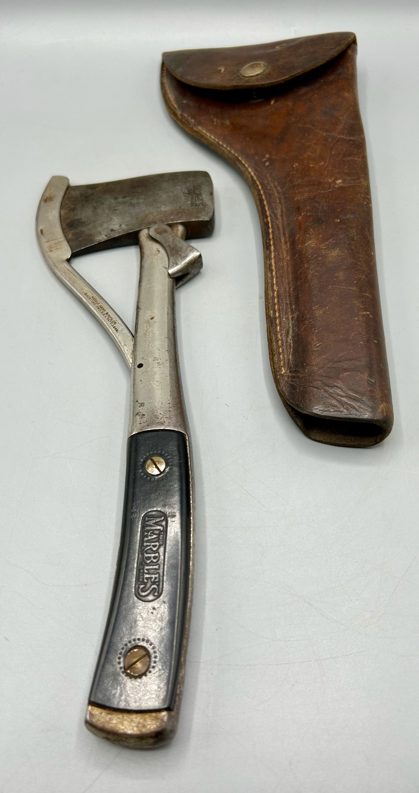 Marble's Safety Axe, Model 2 1/2 with Leather Case (1 of 6)