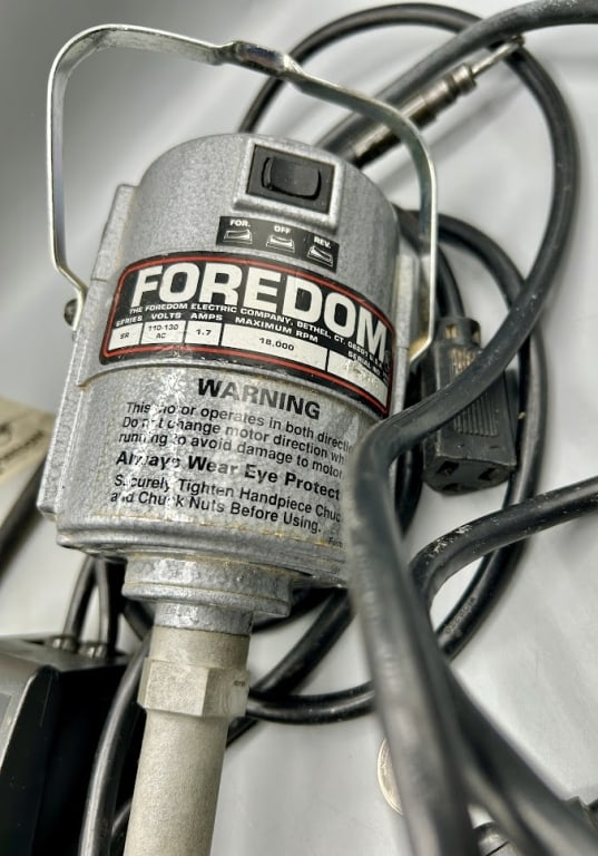 Foredom Tool: A Foredom tool with rheostat foot paddle - used for carving, shaping and texturing carved birds and decoys..Hand piece and bits not included, but available from on-line merchants. In good used conditi