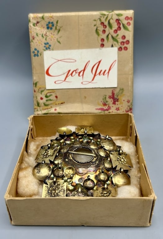 Norwegian Solje Dangle Brooch / Pin: A 3 inch Brooch, stamped Safir 8305, which translates to 83% silver. As found condition.