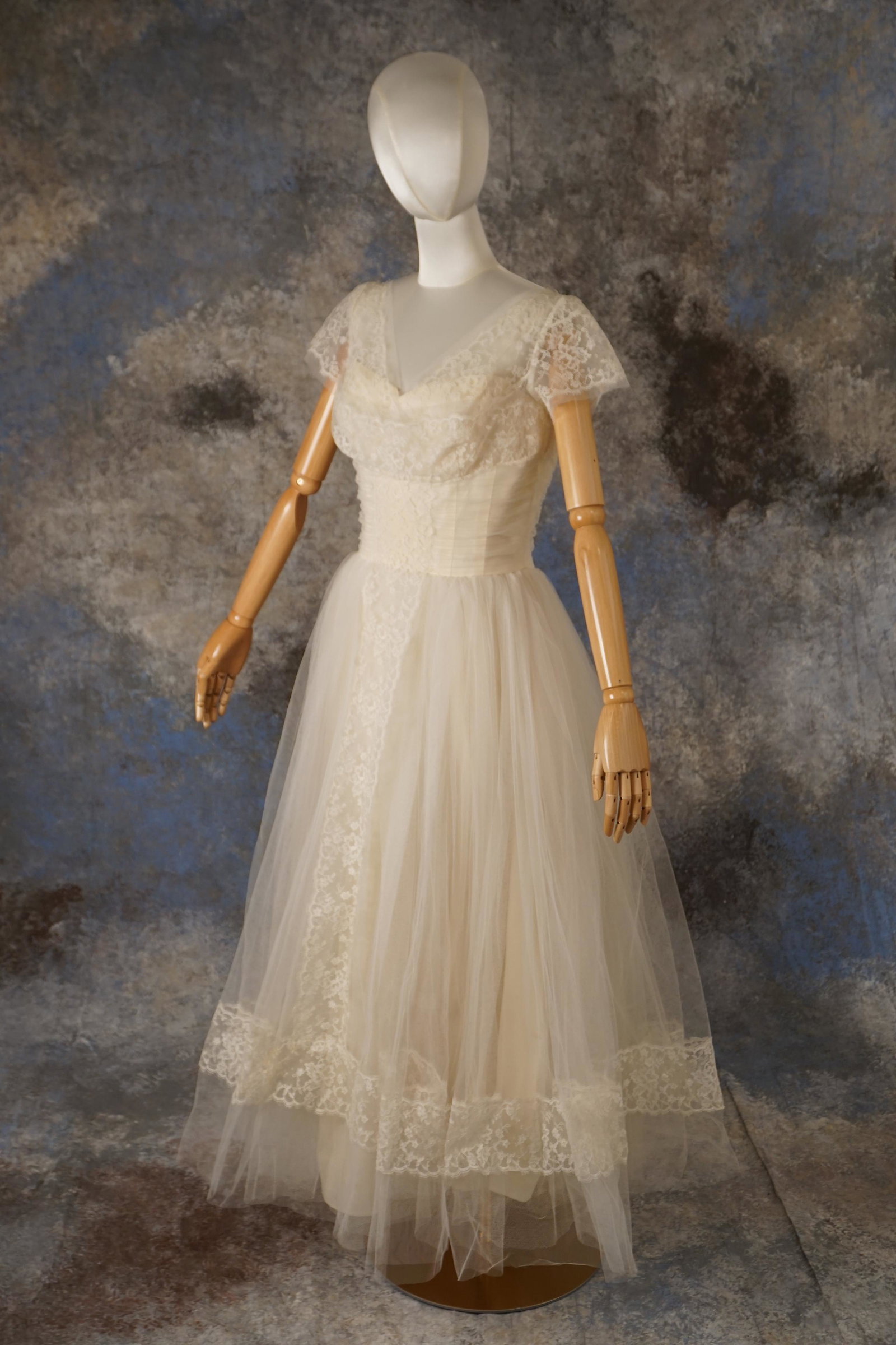 Vintage 1950s White Tulle Wedding Dress (1 of 9)