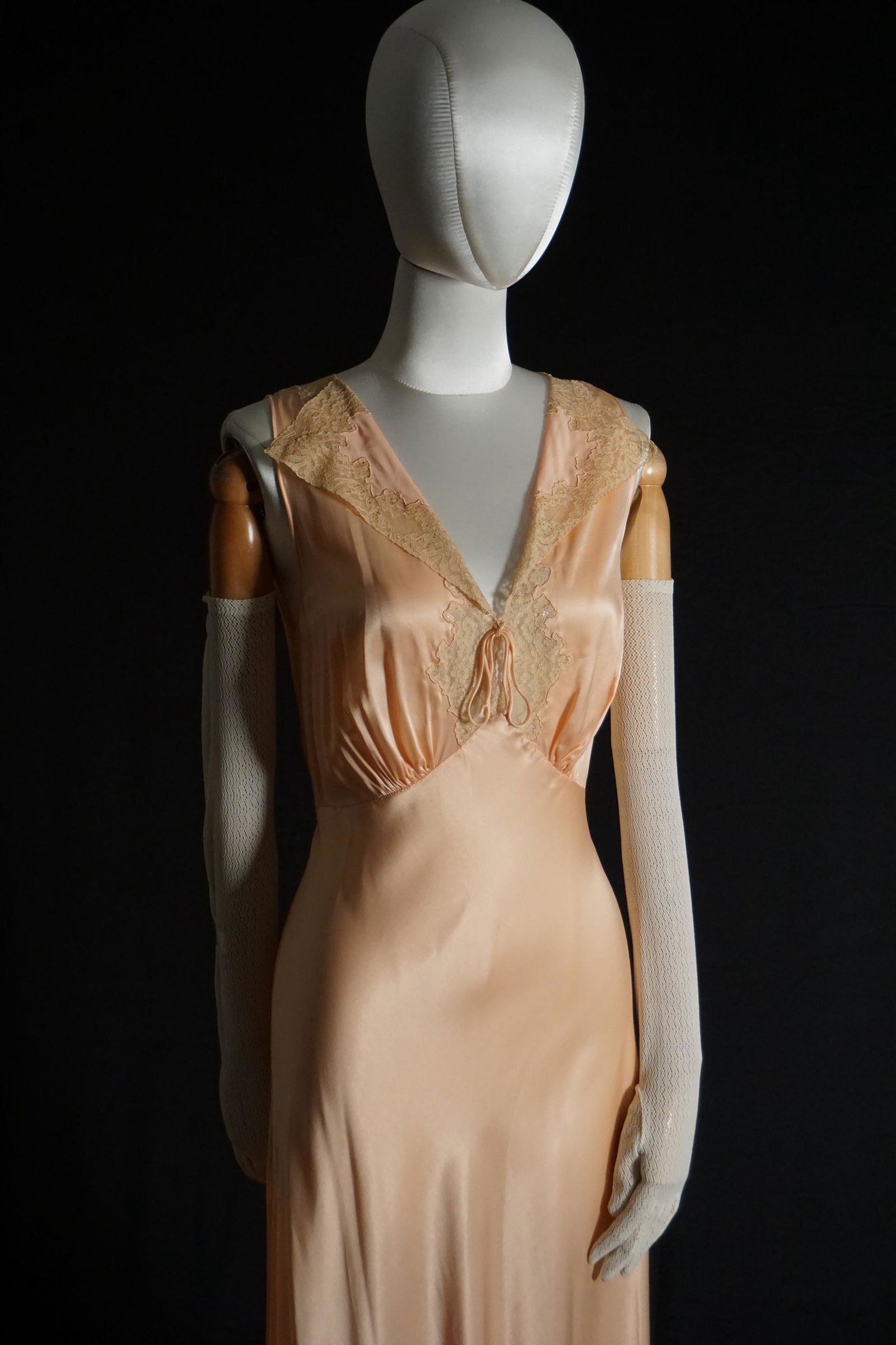 Vintage 1930s pink satin negligee dress New York (1 of 13)