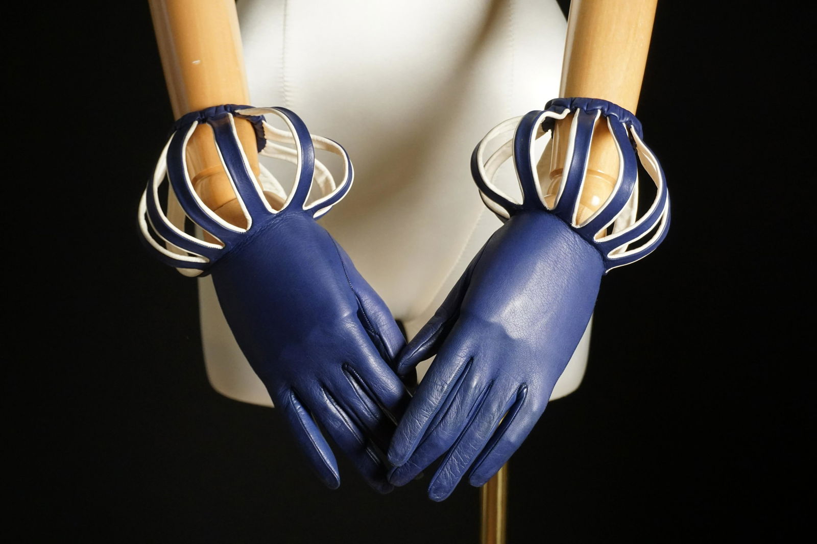 Vintage mid century blue leather cage gloves (1 of 5)
