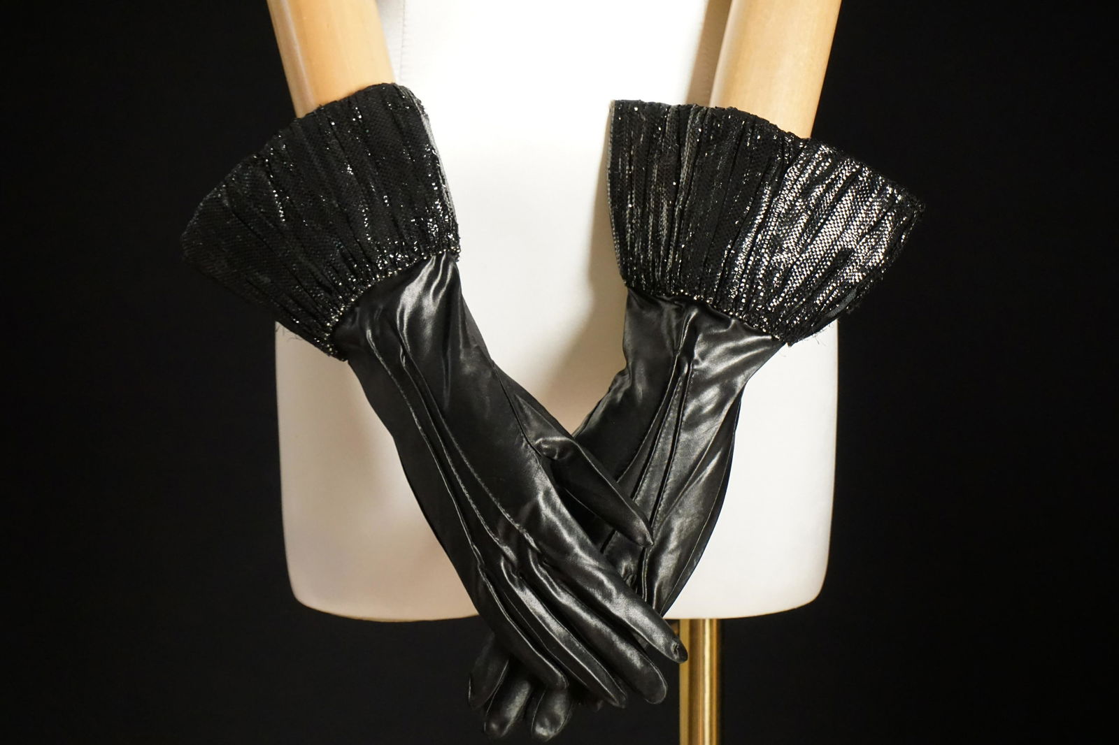 Vintage 1930s Suzanne Talbot French gauntlet gloves (1 of 8)