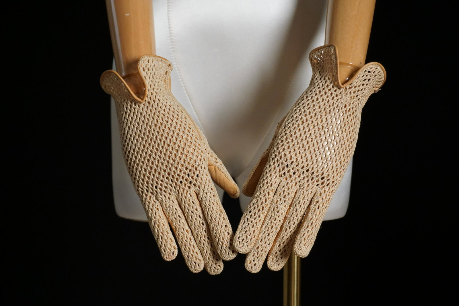 Vintage 30s French crochet leather summer gloves: Vintage 1930s tan kid skin leather summer gloves with breathable crochet lace. Signed Made in France. Condition: good nicely kept, signs of wear to leather. Size S, approx 6.5.