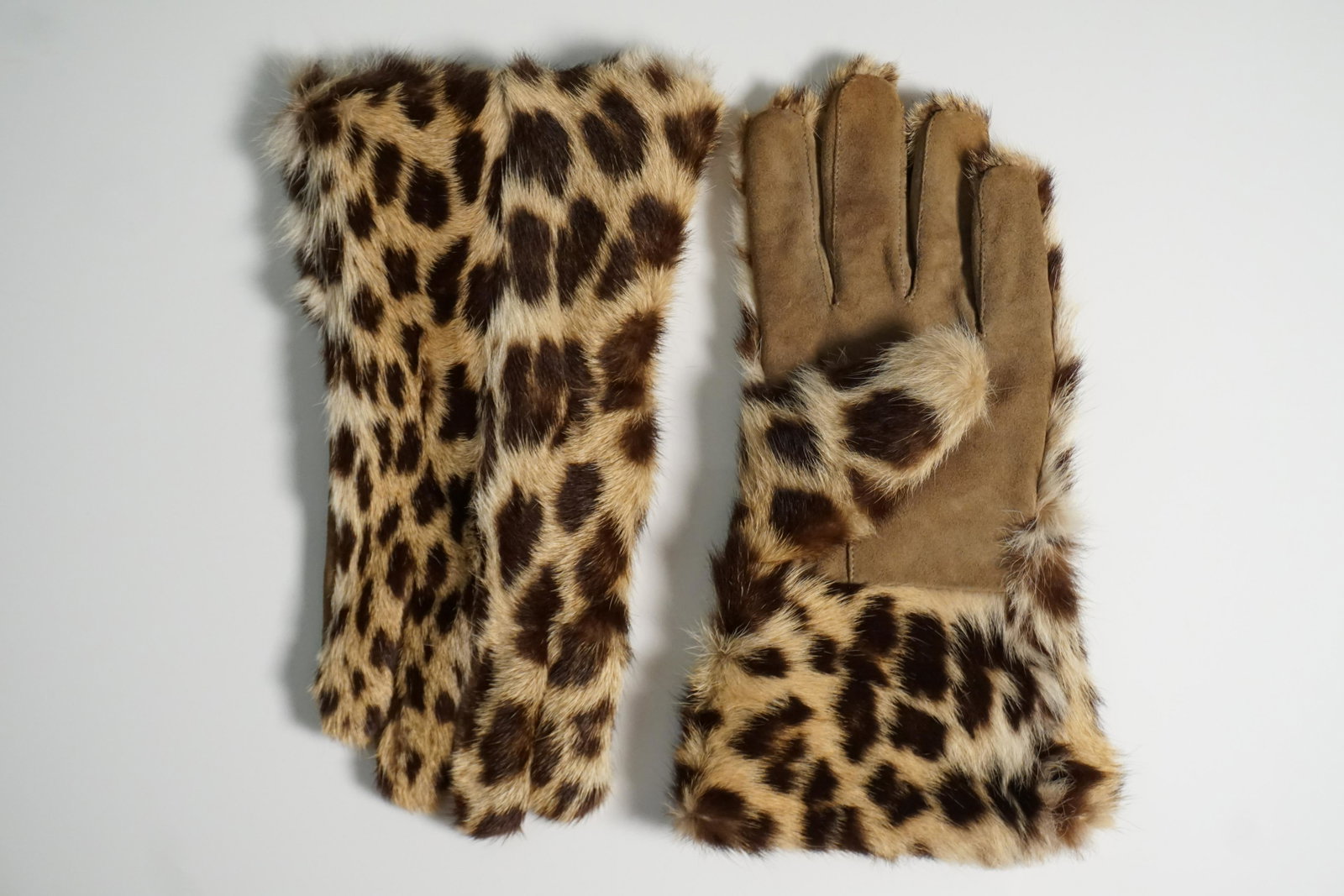 Vintage genuine leopard fur winter gloves: Vintage genuine leopard fur winter gloves c.1970s. Condition: very good, they are shedding a bit. Size L 8- 8.5