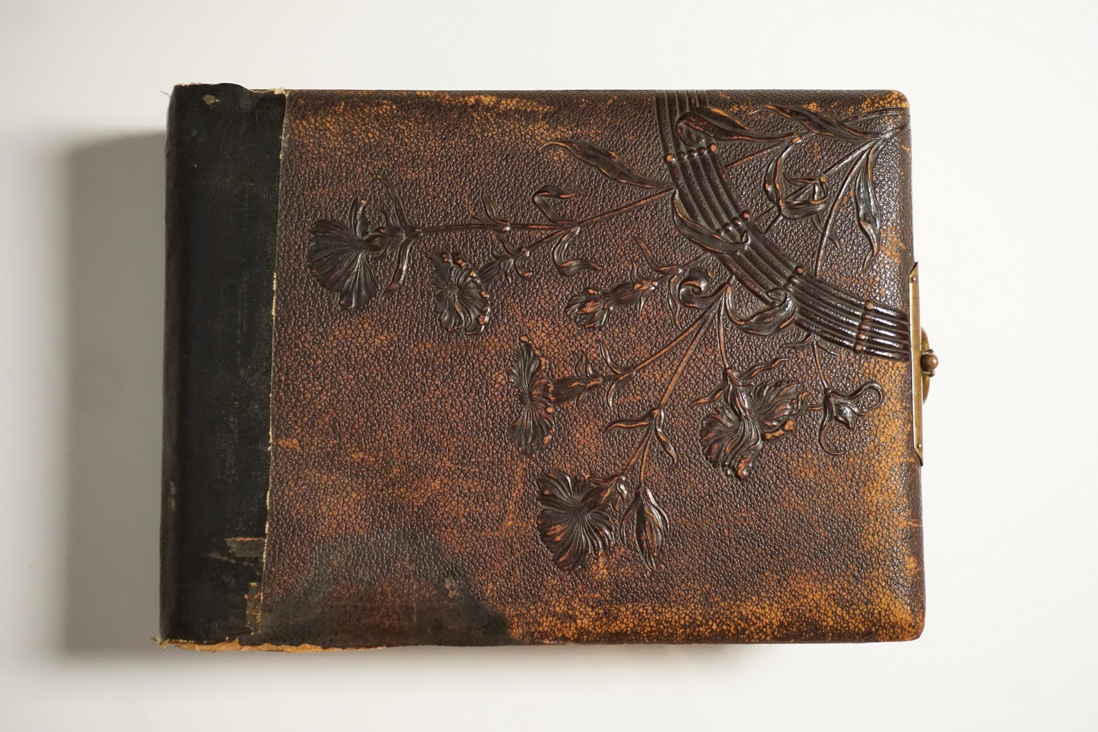 Antique Victorian photo album, military, twins, historical dress (65): Antique Victorian era photo album with 65 photos. Various photographs of soldiers, women and children. 10 photos of different men in regalia/ soldier uniforms. Also included are sets of photos of twin