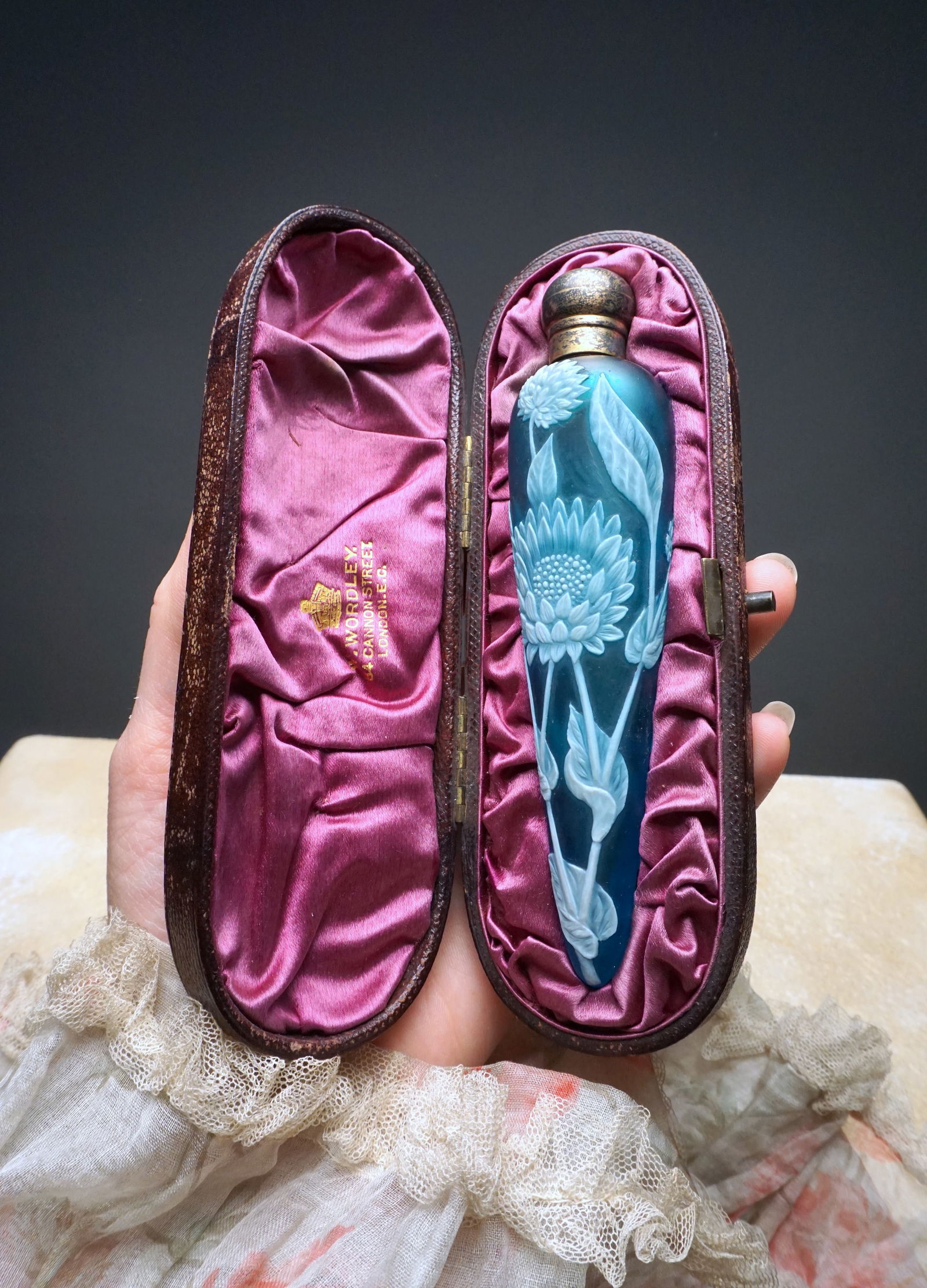 A Thomas Webb and Sons (attr.) glass perfume bottle in fitted case (1 of 8)