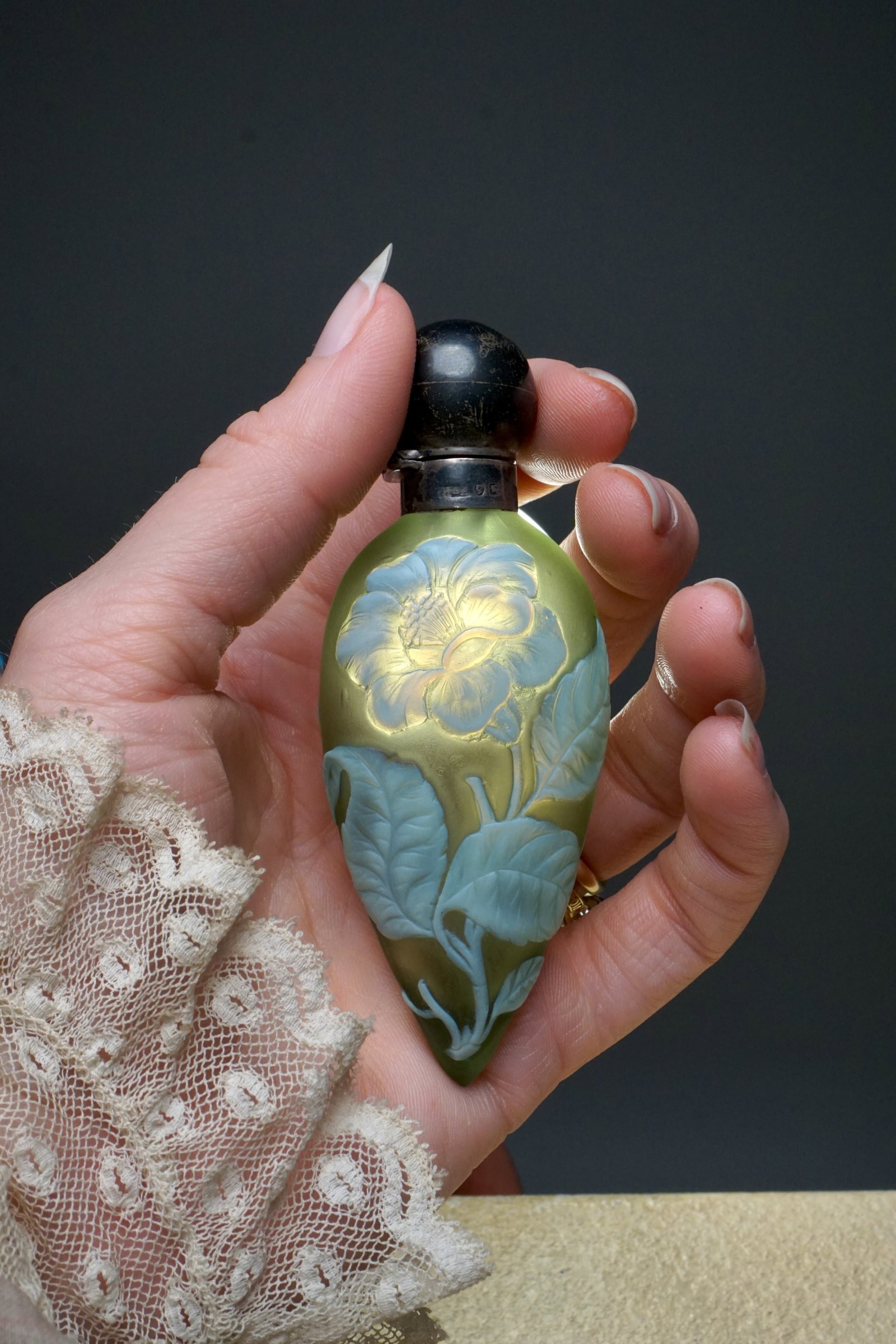 An English cameo glass perfume bottle, 19th c. Thomas Webb attr. (1 of 8)