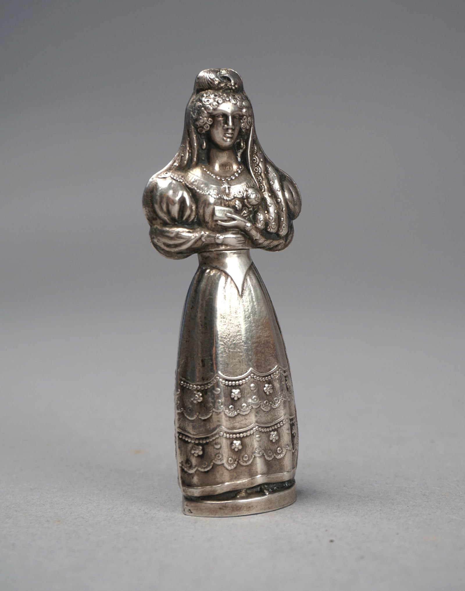 Antique Victorian lady needle case in sterling silver, 1890s sewing (1 of 5)