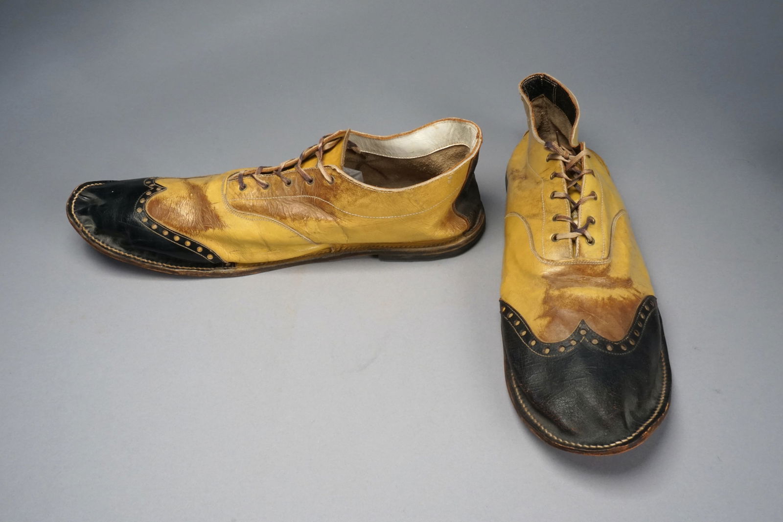 Vintage circus clown shoes 20th c. yellow leather clown Pair 1 (with laces) (1 of 11)