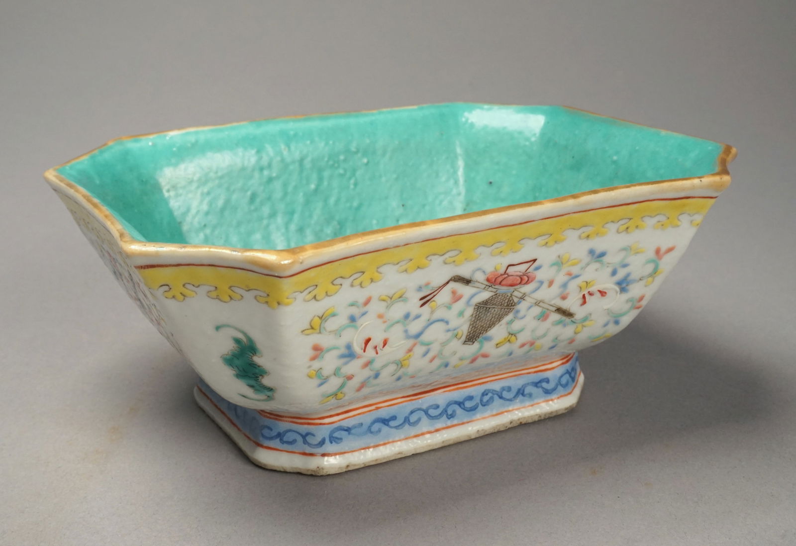 A Chinese porcelain famille rose bowl (1 of 9)