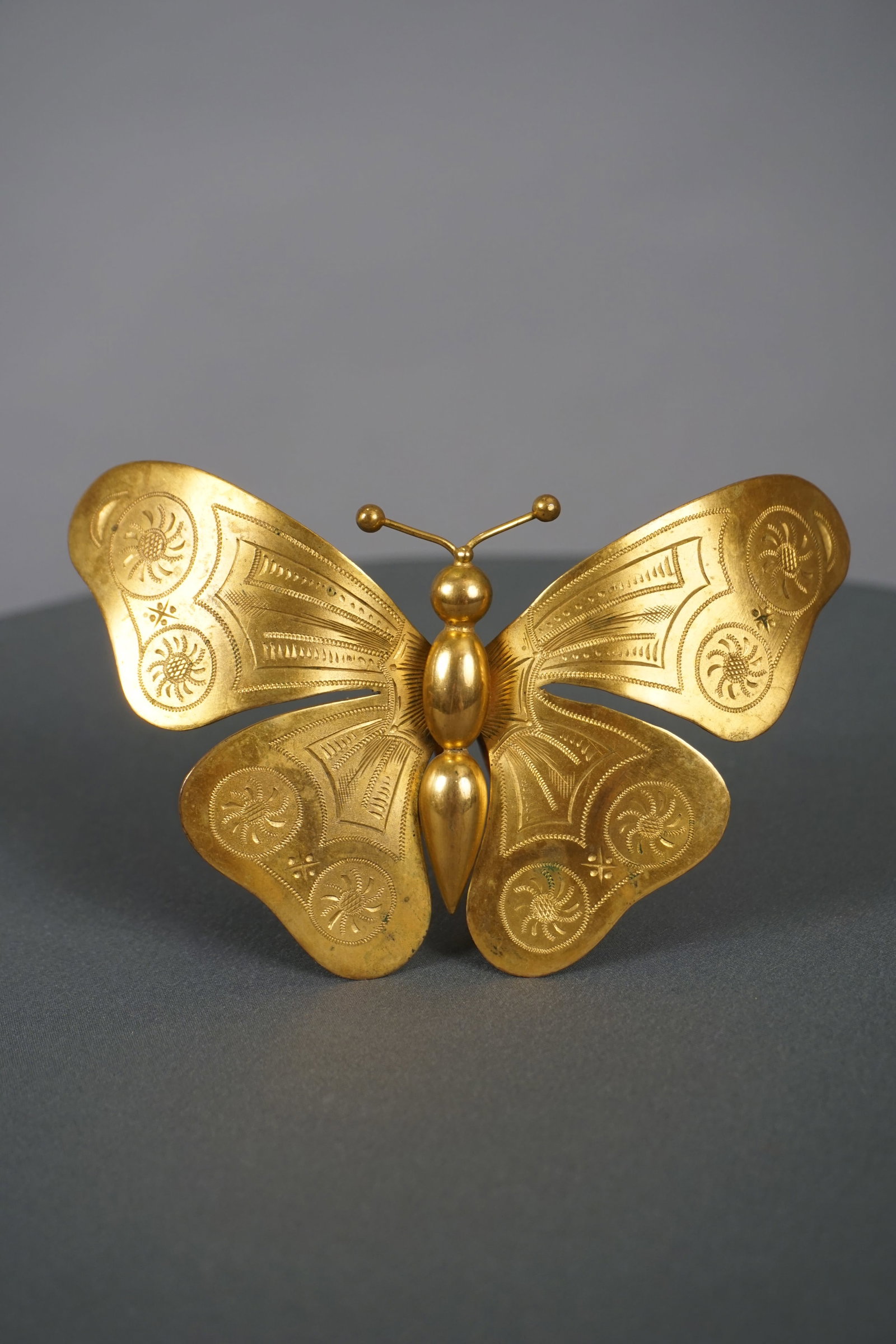Antique Edwardian 1910s Gilt Butterfly Hair Comb Ornament: Antique 1900s 1910s hand chased gilt gold large figural butterfly hair comb, hair ornament with bakelite/ plastic of some kind comb. Measures: 5" x 3.5"